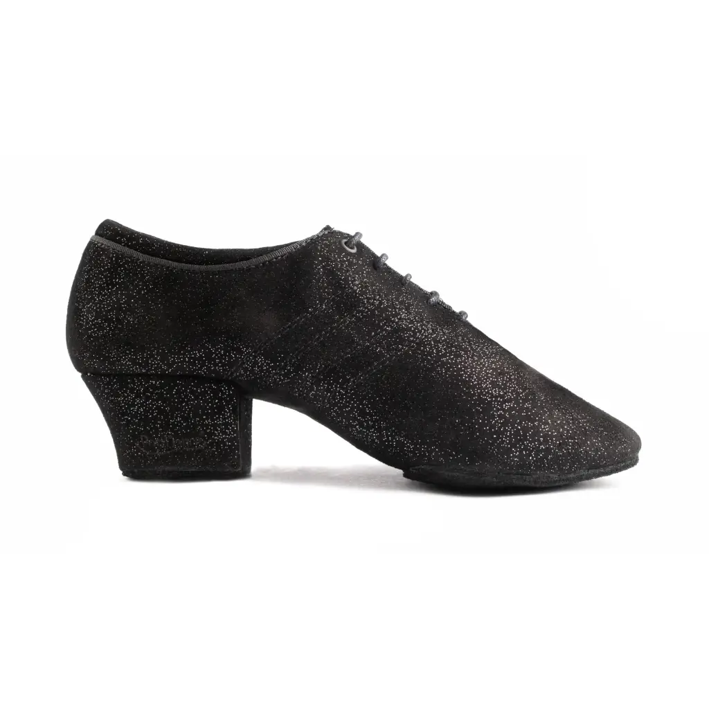 PortDance PD008 NUBUCK Čierne Glam – tanečné topánky (4 cm) 1 Čierne nubukové tanečné topánky PortDance PD008 NUBUCK Glam so 4 cm podpätkom.