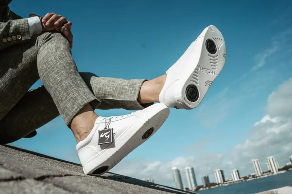 Biele tanečné tenisky Fuego Low-Top ukazujú revolučnú technológiu podrážky.