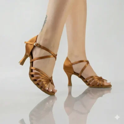 Larisa London Monica Telové 7 cm – latinsko-americké tanečné topánky na nohách tanečnice