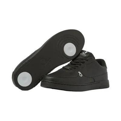 Pana Mio Black Low – čierne tanečné tenisky, pohľad na topánku a spodnú stranu podrážky.
